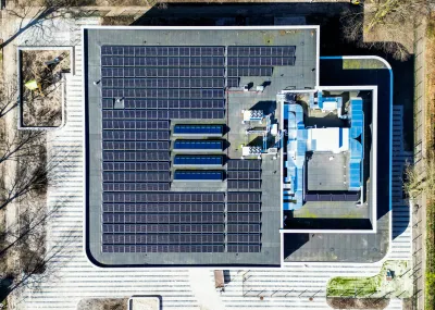 Bedrijfspand met zonnepanelen