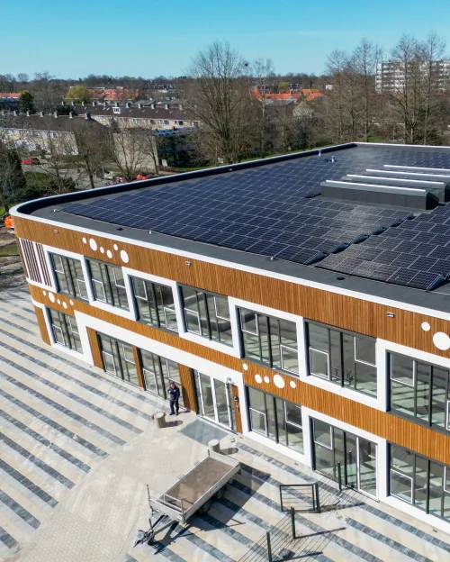 Zonnepanelen op schoolgebouw de Parel