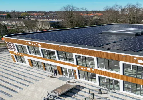 Zonnepanelen op schoolgebouw de Parel